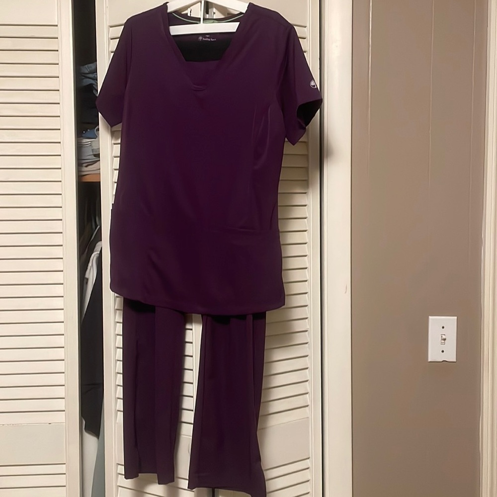 Healing Hands womens scrub set. Size small. Eggplant purple color.